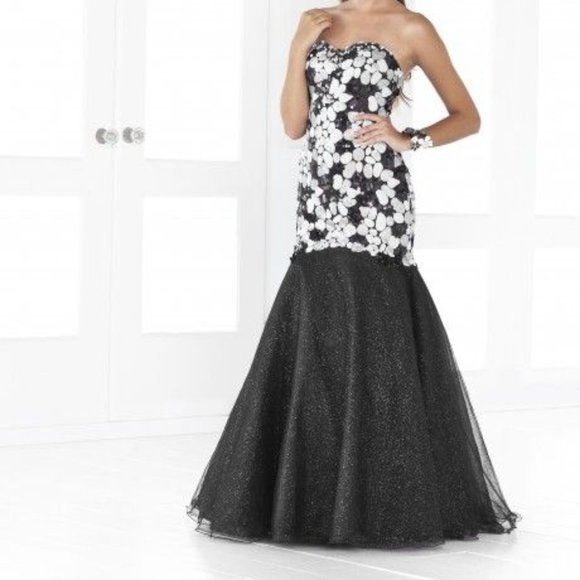 Blush Prom Dresses & Skirts - *Sale* Gorgeous Black/White Strapless Embellished Formal Evening Gown Size 12
